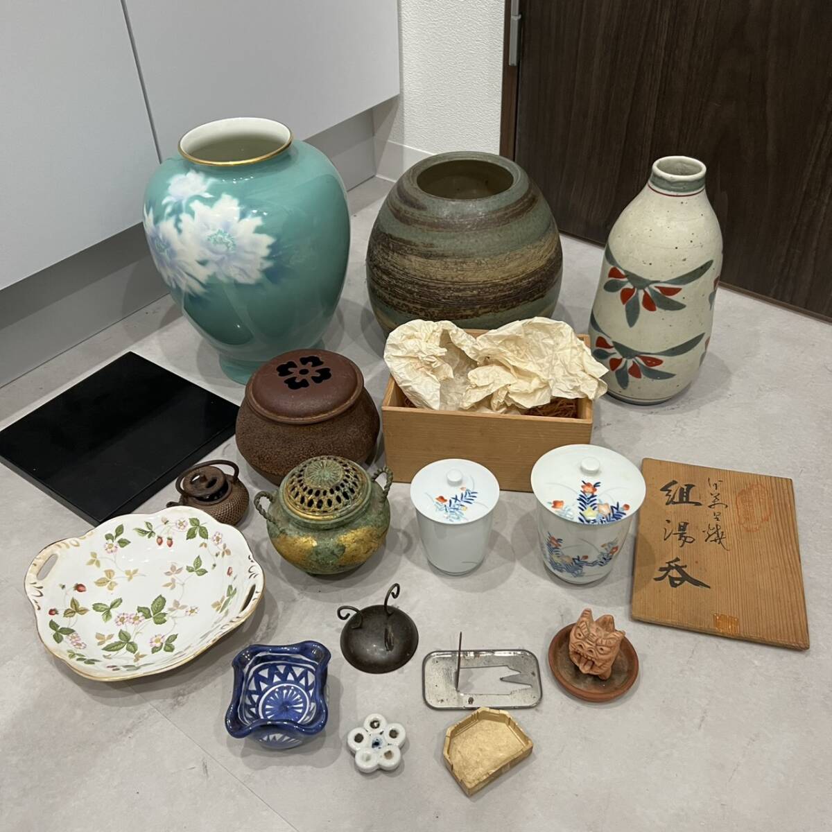 【TG-438a】まとめ売り 有田焼 深川製磁 白牡丹 組湯呑 セット売り 宮内庁御用達 色絵彩磁 箱なし 花瓶 花器 壺 水色 ブルー 花柄 骨董品