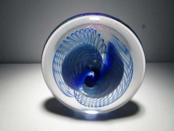 USA現代ガラス作家 Robert Eickholt 作 1990年製 フリスビー型ガラスオブジェ ペーパーウエイト サインあり イリディセントガラス　