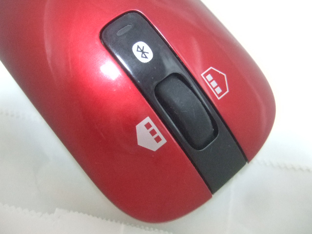 NECロゴ入りBluetoothマウス(ワインレッド)。