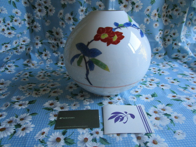 A　香蘭社「椿の花？木瓜の花？柄の花瓶～高さ２０ｃｍ」～木箱入り　そのまま飾っていただいてもとても綺麗な花瓶