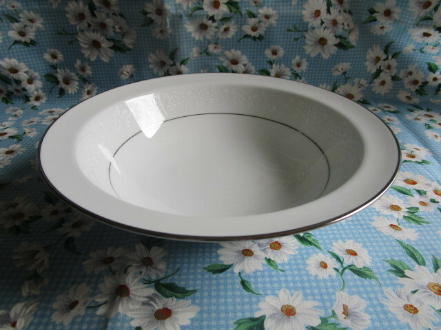A　ＮＯＲＩＴＡＫＥ「ノリタケ（ＢＵＣＫＩＮＧＨＡＭ）★銀彩　白色の花模様の盛皿　日本製」～箱なし　　