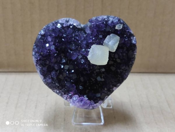 即決 紫水晶 アメジスト ハート A 原石 インテリア 置物 浄化 パワーストーン 台座付属 風水