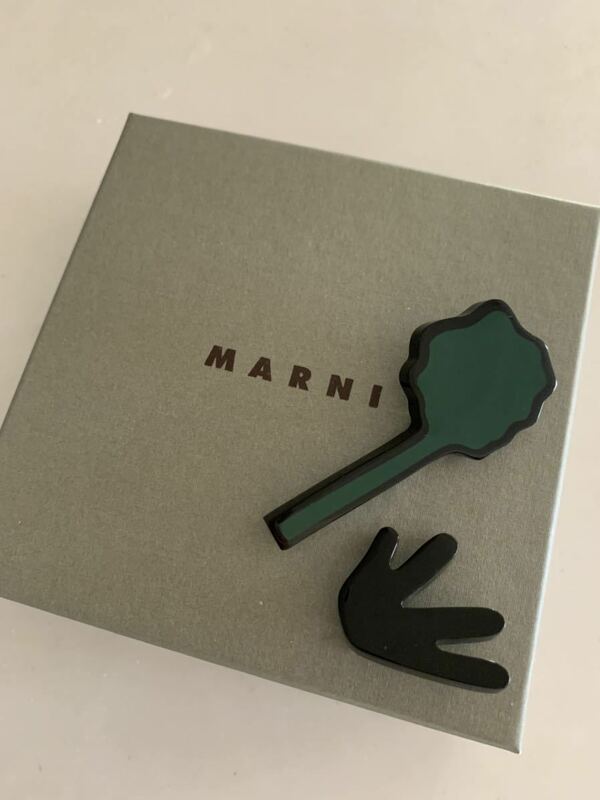 マルニ　樹脂　ブローチ　2つセット　MARNI 黒　緑　グリーン　アクセサリー