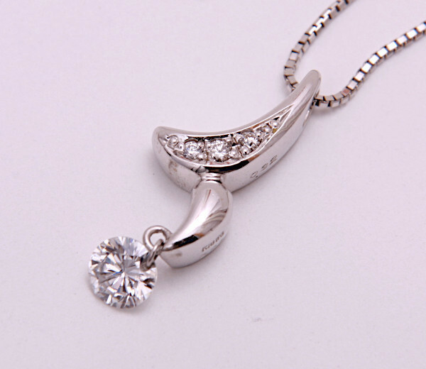 《質屋出品》k18WG★天然ダイアモンド0.32ct+0.03ctネックレス★C-5393