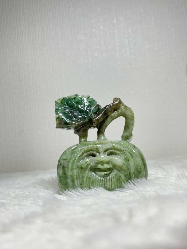 寿山石 文鎮 文具 置物 緑色のかぼちゃじいさん 彫刻　【検索：文房具　印章】