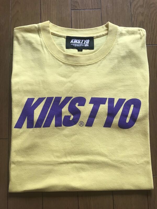 KIKS TYO Logo Tee Sサイズ キックスティーワイオー ロゴプリント　Tシャツ　イエロー×パープル　 半袖　レイカーズカラー　黄色