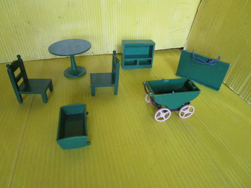 シルバニアファミリー　緑の家具　ベビーベッド + ベビーカー + テーブル+ 椅子 + 黒板　合計 7　いろいろ　大量　レア☆在庫処分　特価