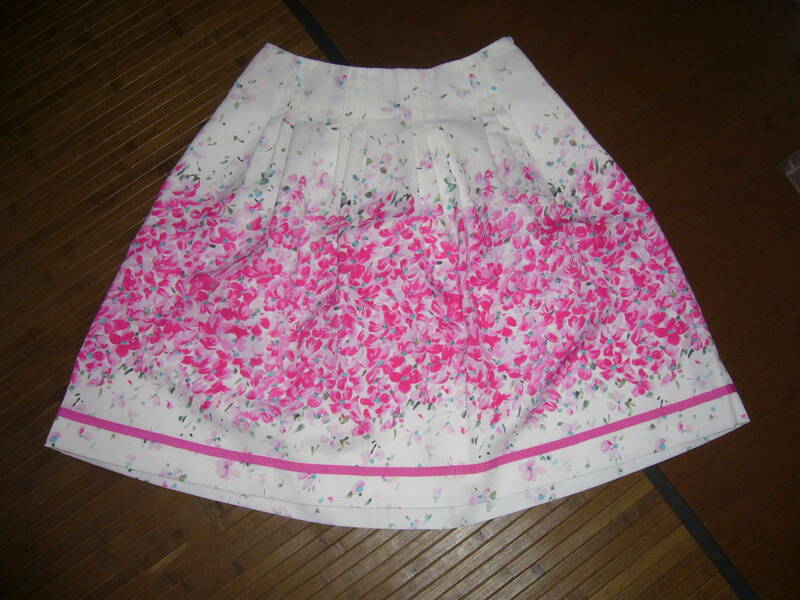 562-44♀：M‘S GRACY エムズグレイシー　ひざ丈プリーツ　花柄スカート　size.３８　色.白×ピンク花柄　日本製　
