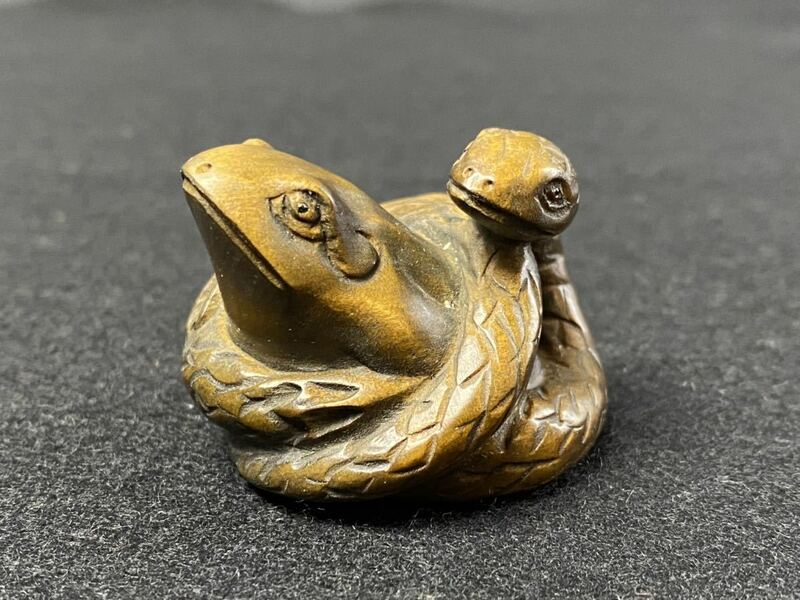 [AZ442] 木製 根付 蛙に巻きつく蛇 細密彫刻 提げ物 煙草入れ 木彫 拓植 かえる 蛇 爬虫類