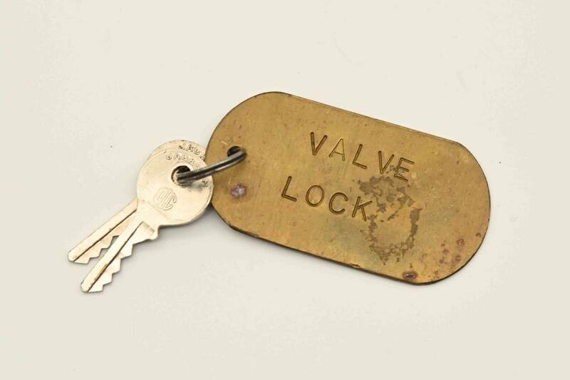 2233-1　英国 ヴィンテージ　キー　真鍮タグ付き　VALVE LOCK