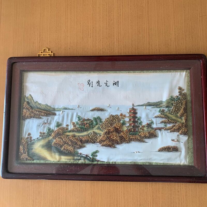 台湾製　緑作　昭和51年製　湖の絵　貝で出来ています　壁掛け 民芸品　額装 美術工芸品　希少品