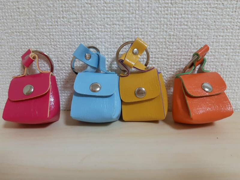 新品　かわいいバッグのキーホルダー　4色　ハンドメイド