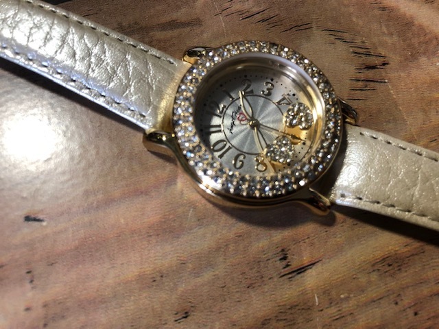 BK089 良品 Angel Heart エンジェルハート 動くチャーム文字盤 ゴールドカラー ストーンベゼル WL32 クオーツ レディース 腕時計