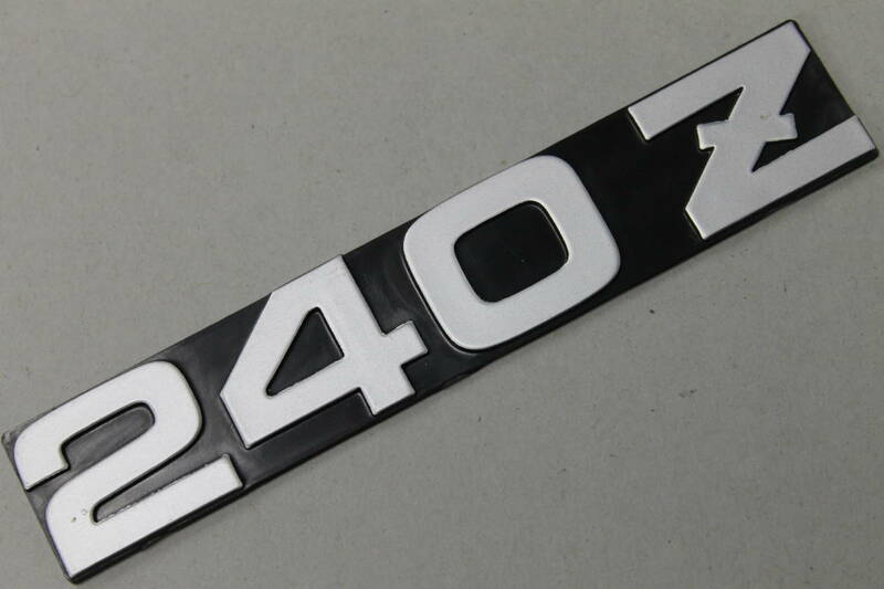 USAエンブレム DATSUN 240Z シルバーペイント 新品 日産 ダットサン US社外 21×114ｍｍ