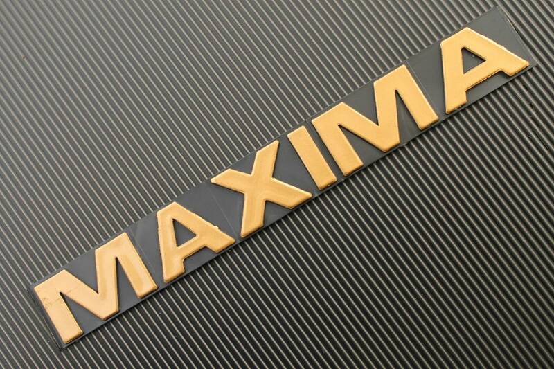 USAエンブレム MAXIMA ゴールドペイントタイプ 日産マキシマ 新品 US社外 NISSAN MAXIMA 20×150ｍｍ