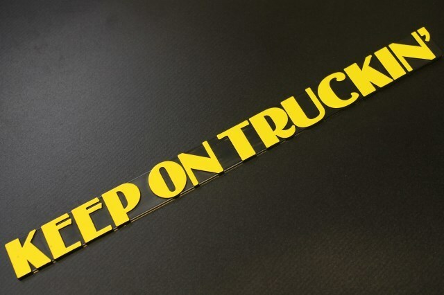 USAエンブレム KEEP ON TRUCKIN イエローペイント NISSAN/TOYOTA/HONDA　社外品 USA 新品 日産 トヨタ ホンダ 三菱