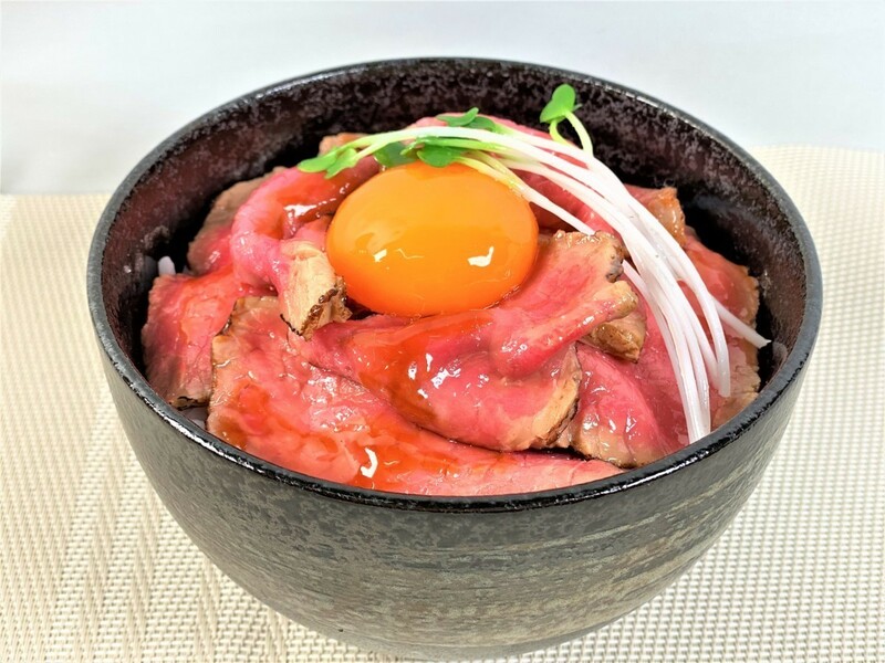 食品サンプル ローストビーフ丼 卵黄乗せ　実物大 実物サイズ food replica　Roast beef bowl with egg yolk on it