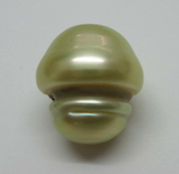 ∮真珠専門館∮ 大粒 白蝶真珠ルース 14.1×15.2mm ナチュラルゴールド 面白い形シリーズ ハンドメイド（税込み）