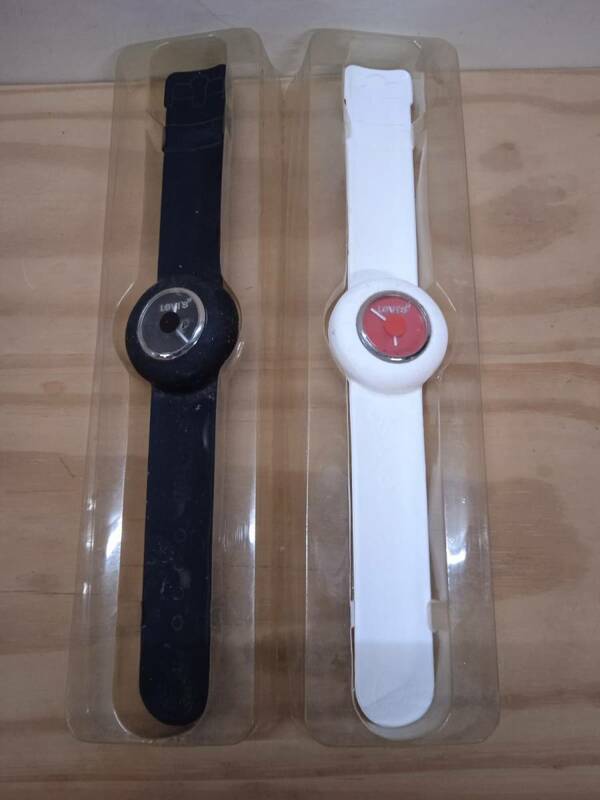 211011)566) LEVI'S 腕時計 アナログ ホワイトカラー & ブラックカラー 未使用品