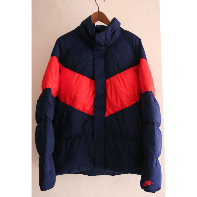 定価220ドル サイズL ナイキ ダウンフィルジャケット ブルーレッド　NSW NIKE DOWNFILL JACKET BLUE VOID