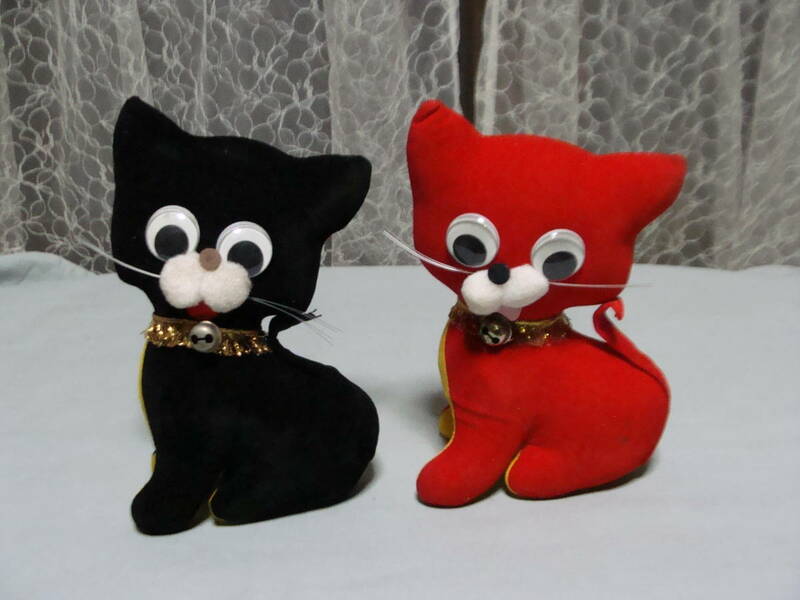 昭和レトロ フェルト ベロア　猫 マスコット ２匹 セット 人形 ぬいぐるみ 赤 黒 ネコ インテリア レトロポップ 動物