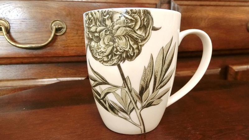 クイーン サンダーソンシリーズ エッチング＆ローズ マグ：Queen’s Sanderson Etchings & Roses Mug