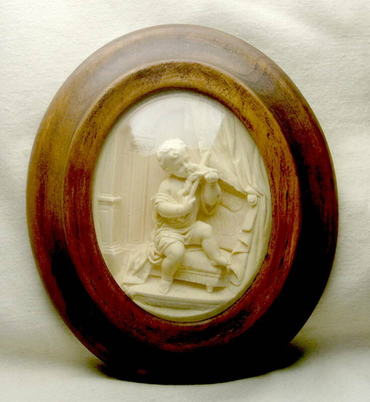 貴重 19世紀フランス 彫刻家 Desire Pierre Louis Marie作 ガラスドーム付き彫刻メダイヨン 幼子と十字架の情景 木製楕円額 アンティーク