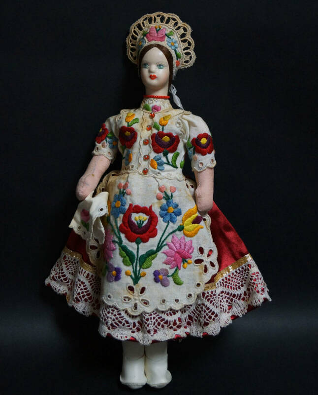 【閑】ハンガリー 民族衣装 人形 刺繍 置物 飾り物 3C1110■