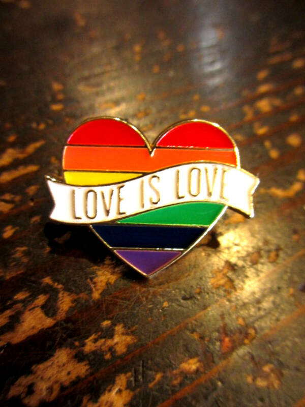 ピンバッチ　LOVE IS LOVE　ハート　レインボー　LGBT　ピンバッジ