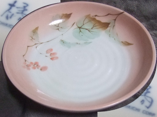 中皿(ピンク＆白、橘、直径:20cm x 高さ:5cm)。