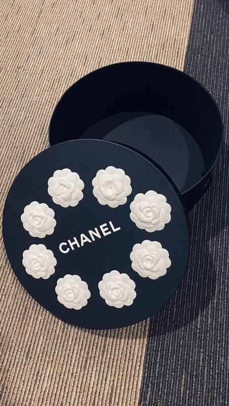 【値下げ！】CHANELシャネル丸円柱BOXレアカメリア付き