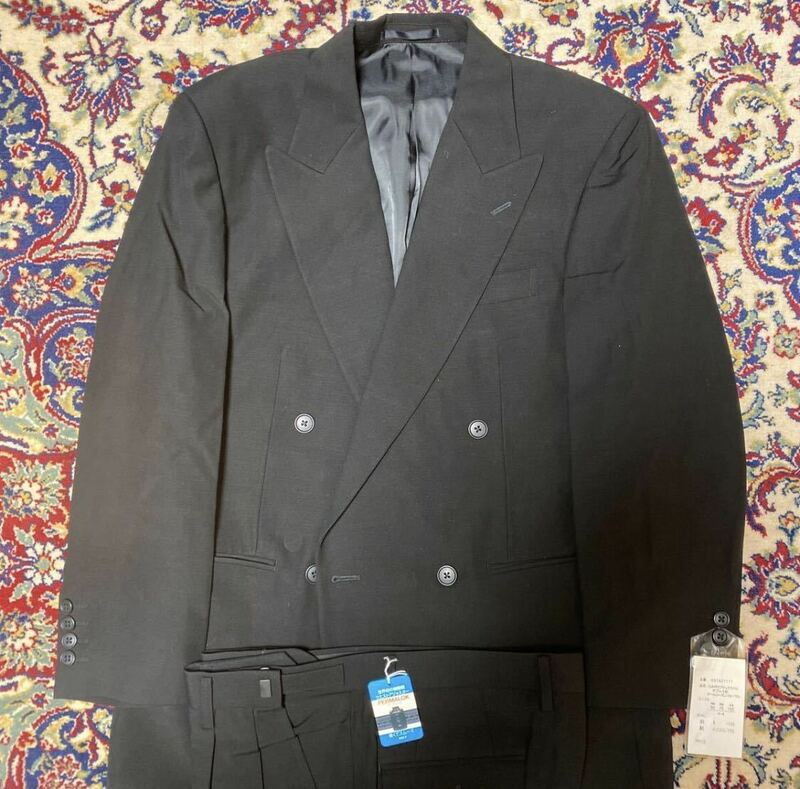 新品　未使用　タグ付き　ウール100% 礼服 ブラックスーツ　ダブルフォーマル サイズA4 2タック　冠婚葬祭　アジャスター付　台場仕立て。