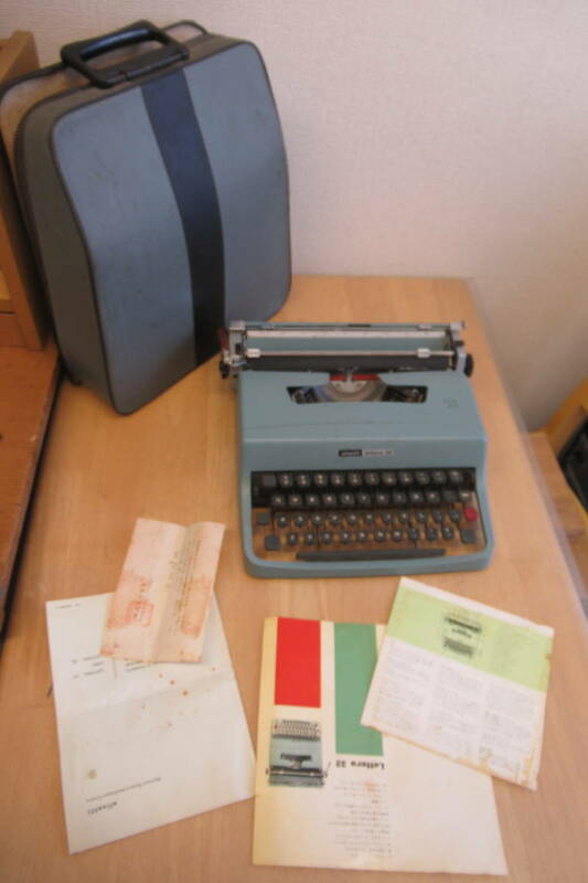 Olivetti lettera 32 オリベッティ オリベッティ 英字タイプライター ケース付き 昭和レトロ アンティーク　ヴィンテージ　昭和44年購入