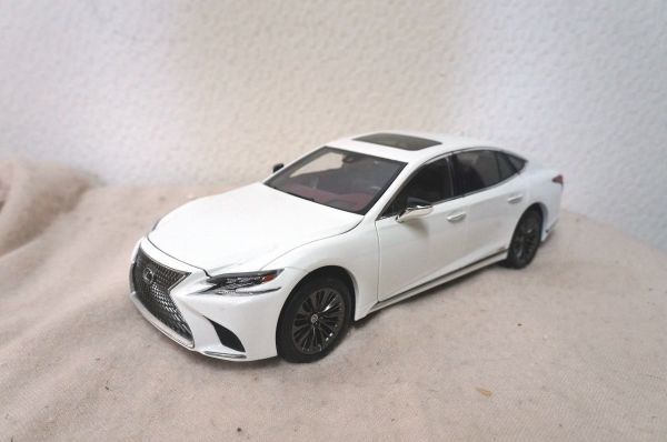 レクサス LS 500ｈ 1/18 ミニカー 白 LEXUS ドア開閉