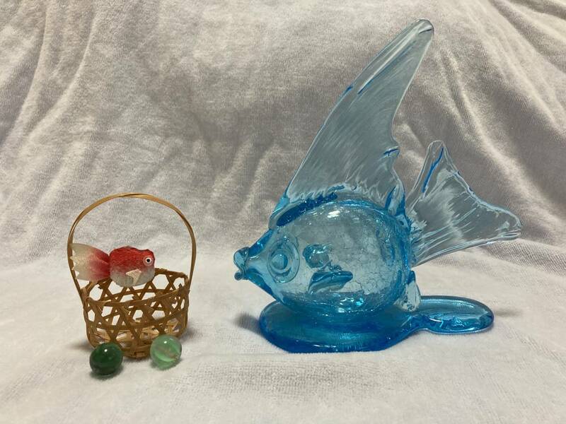 ガラス製金魚の置物(約17×8×18cm)&籠/ビー玉付縮緬製金魚(高さ約9cm) 未使用