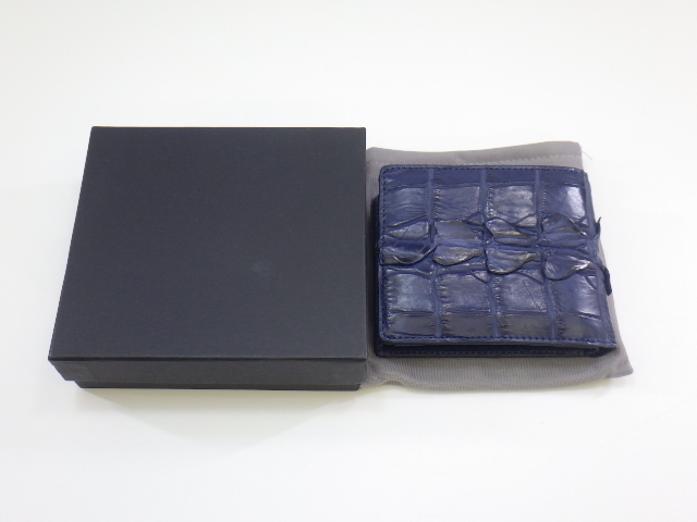 z4B002Z- 未使用 クロコダイル 二つ折り財布 ネイビー系 保存袋・箱付き
