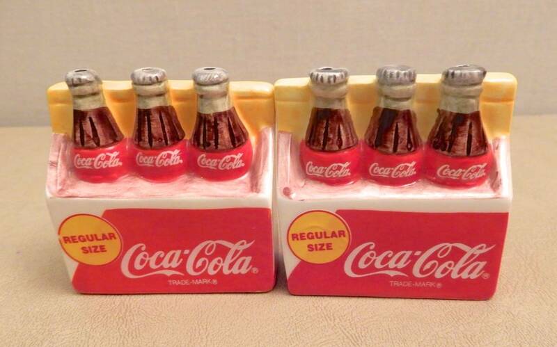 【USA★Coca Cola★コカコーラ】1996年ヴィンテージ★ボトルキャリングケース型卓上ソルト＆ペッパー／シェイカーセット★陶製