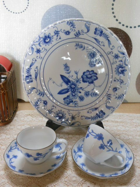 ～　たち吉　～　　藍色揃い　珈琲・紅茶兼用碗皿二客　＆　２９ｃｍプレート一枚　未使用 でございます