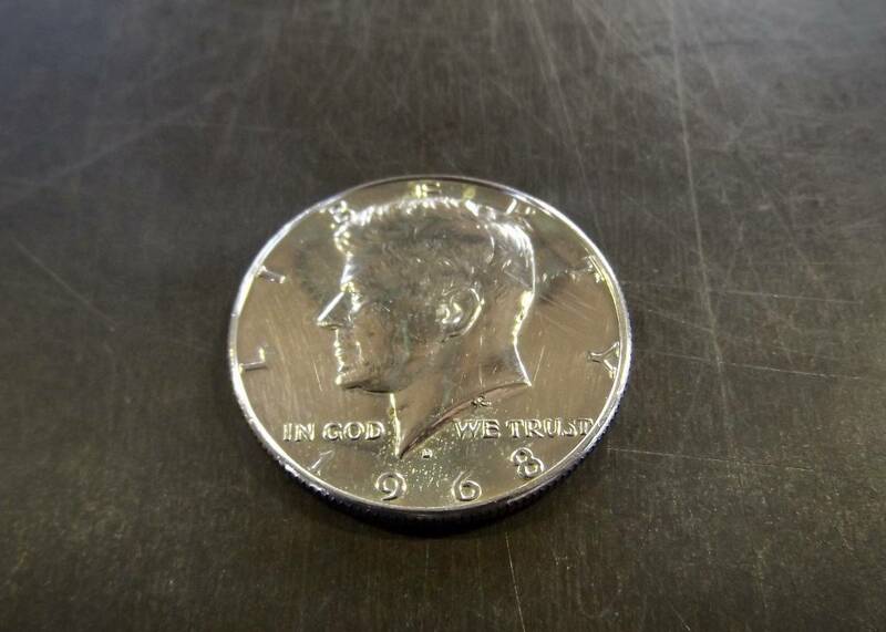 アメリカ銀貨　準未使用　1968年D刻印　ケネディ50セント銀貨　送料無料（12511）シルバー400　USA貨幣　ハーフダラー