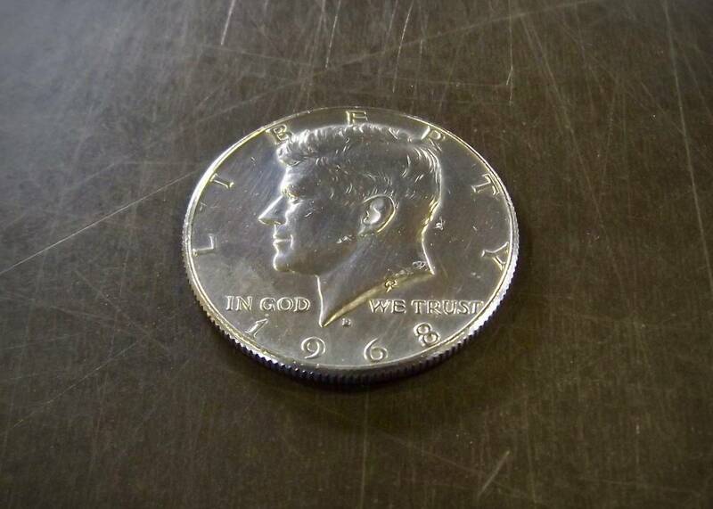 アメリカ銀貨　準未使用　1968年D刻印　ケネディ50セント銀貨　送料無料（12599）シルバー400　USA貨幣　ハーフダラー