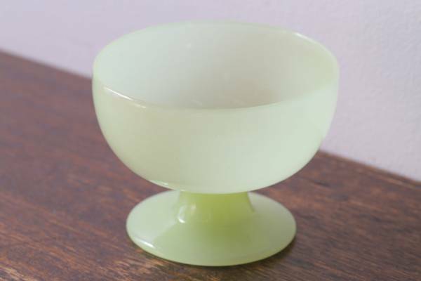 R-027840 丸みを帯びた可愛らしいウランガラスの氷コップ(2)