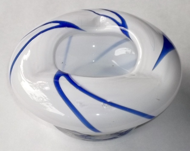 昭和 レトロ ガラス 灰皿 手作り 吹きガラス ミルク ブルー ストライプ 検/ 喫煙具 工芸品 花瓶 水鉢 渦巻き ポップ ビンテージ