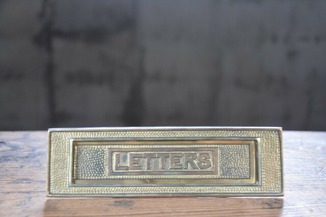 NO.9627 古い真鍮鋳物の郵便差込口 170mm 検索用語→A250gアンティークビンテージ古道具真鍮金物レターマウス郵便ポスト