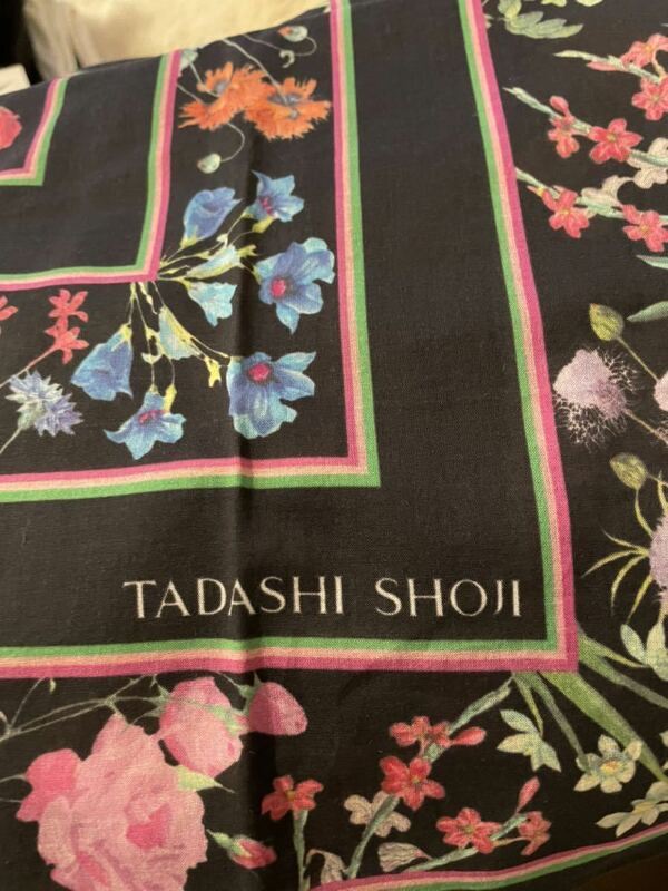 新品TADASHI SHOJIタダシショージ フラワーFlowerコットンハンカチ スカーフ未使用 ショール ストール 非売品限定品エルメスHERMESツイリー