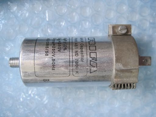 SB02　ＲＩＦＡ製　ＭＫＰフィルムコンデンサー　8μF　250V（50Hz）外観は若干の傷、凹みが有り　機器より取り外し品　ジャンク品　1個　