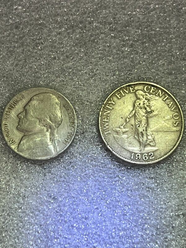 銀貨で1941年　ジェファーソン5セント　D刻印　USA貨幣アメリカ　とフィリピン 1962年25センタボ 硬貨