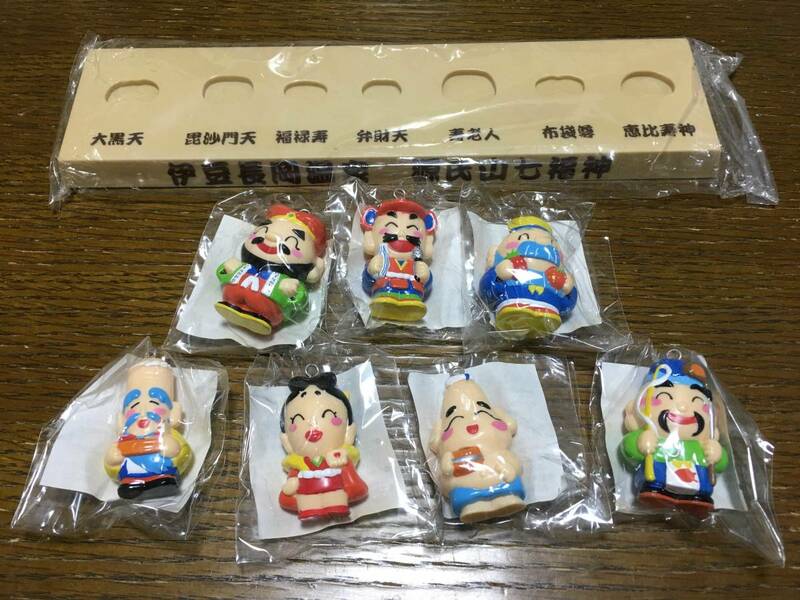 レア 新品未使用 伊豆長岡温泉 源氏山 七福神 キャラクター フィギュア ストラップ 台座付き 恵比寿様 布袋様 弁財天 縁起もの