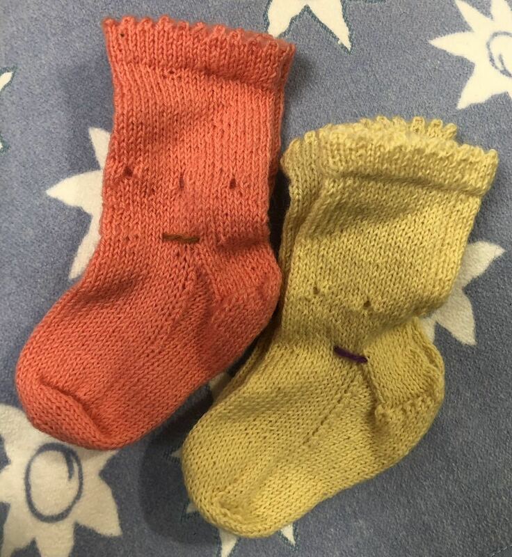 手編みの靴下　　子ども用　２足　　ピンクとイエロー　１２cm(伸びます)