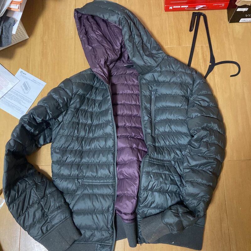 希少！ユニクロ　アンダーカバーウルトラライトダウンジャケット グレイ灰×紫　サイズS