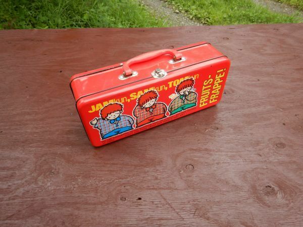 レトロ缶ケース　カセットケース入れ　FRUITS-FRAPPE JAM SAM TOM CLEAN ACE 30.5x8.5h17cm　ぬいぐるみ　